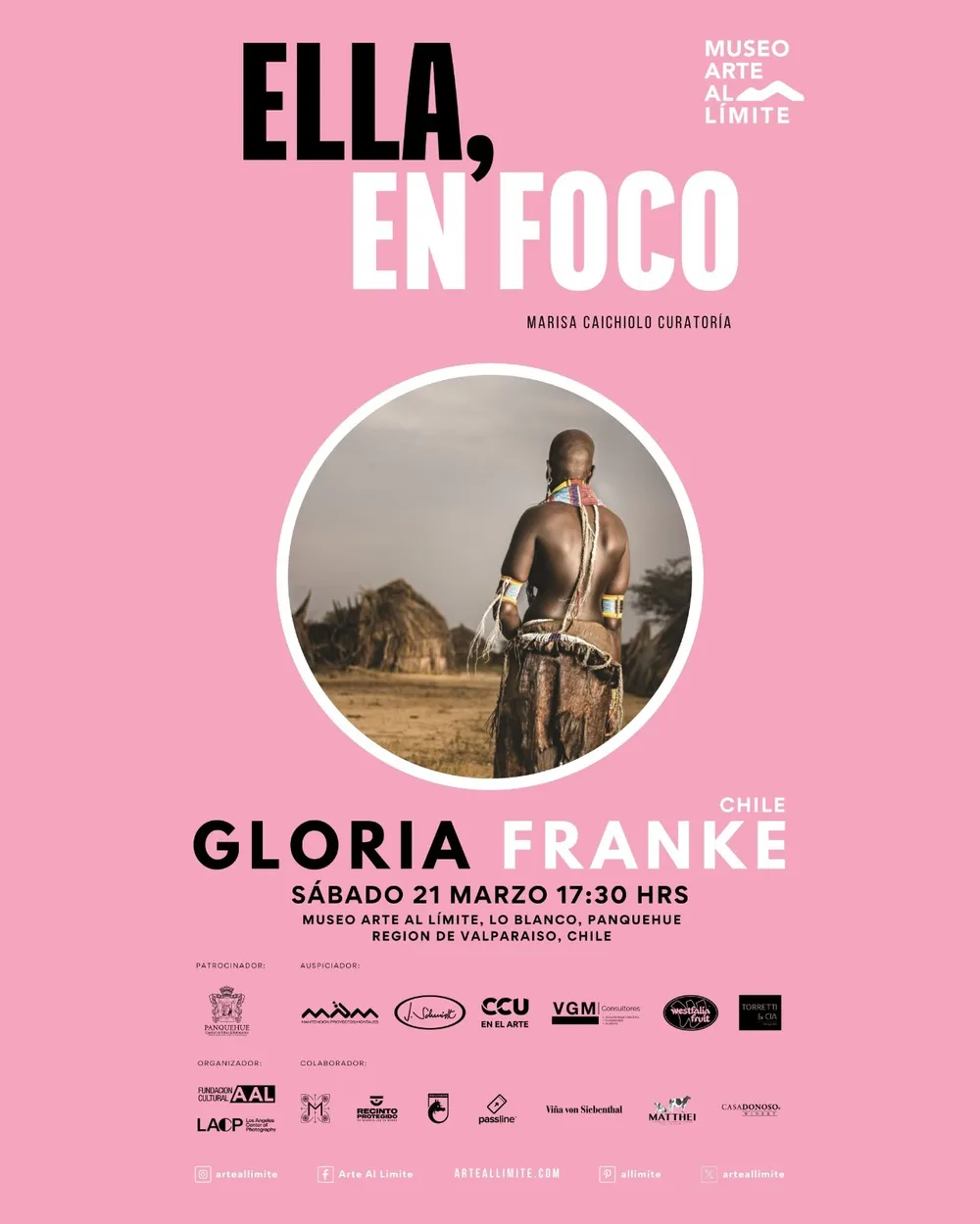 Afiche rosado de Ella, en Foco en el Museo Arte al Límite, con una mujer de espaldas frente a chozas del Valle del Omo dentro de un círculo