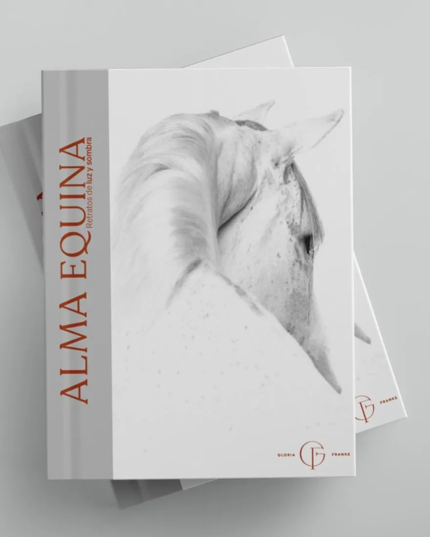 Libro Alma Equina, Retratos de luz y sombra, con un caballo blanco en la tapa